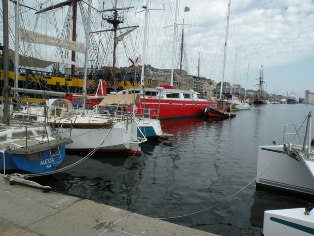  trimaran rouge amarré au port